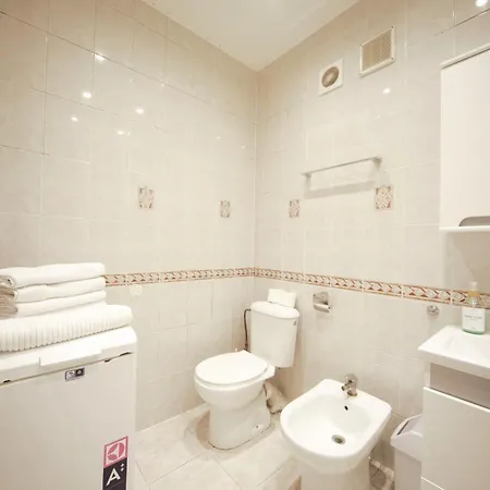 Three Bedroom - Next To St Peters Church Daire *